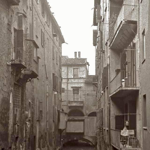 Canale di Reno, sul fondo il muro che impediva la vista da via Piella di fronte alla finestrella. Fotografia di Gilberto Orsoni.