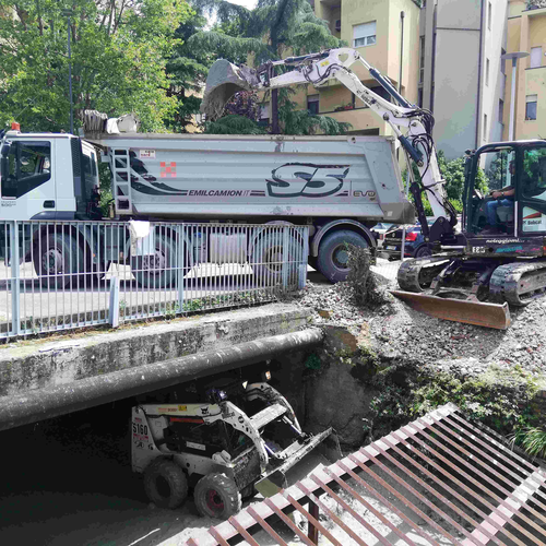LAVORI DI RIMOZIONE DEI MATERIALI ACCUMULATI ALL'INTERNO DEL CANALE DI RENO NEL TRATTO TOMBATO COMPRESO FRA VIA SACCO E VANZETTI E VIA MONTEFIORINO IN COMUNE DI BOLOGNA DURANTE GLI EVENTI ALLUVIONALI DEL RIO MELONCELLO ACCORSI TRA IL 2 E 20 MAGGIO