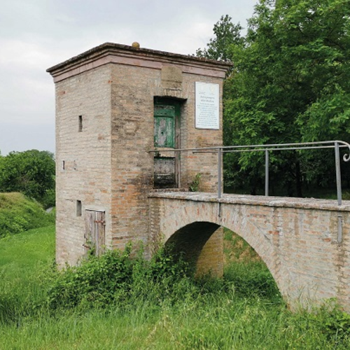 Fig. 1. La piccola costruzione in mattoni in via Lame, accanto all’alveo della Canaletta Ghisiliera, foto Archivio Canali di Bologna, 2020.