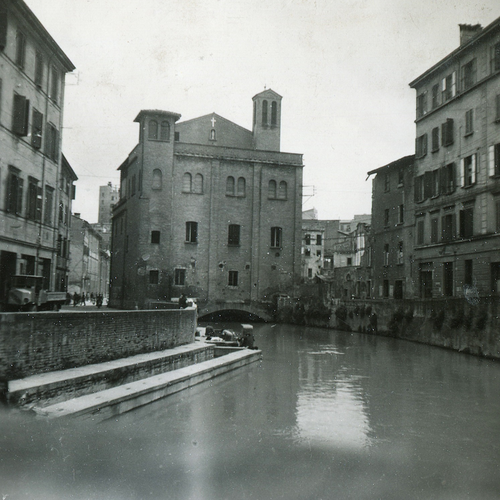 Fig. 3 Lavandaie al lavoro presso il Lavatoio sul retro del Santuario di Santa Maria della Visitazione, ante 1957, Collezione privata di Fausto Malpensa
